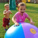 agua pelota niños verano rociador